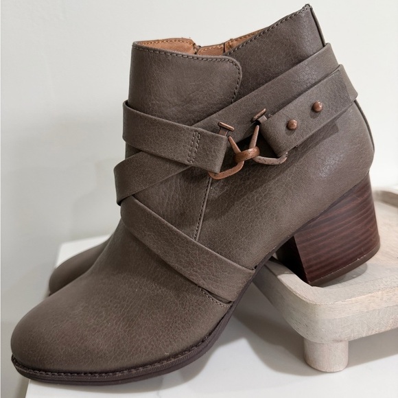 Eurosoft by Sofft Size 8 Women's Brown Strappy Faux Leather Booties Ankle - Picture 3 of 13